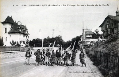 Pocztówka przedstawiająca rybaków krewetek w Village Suisse, Paris-Plage, ok. 1910